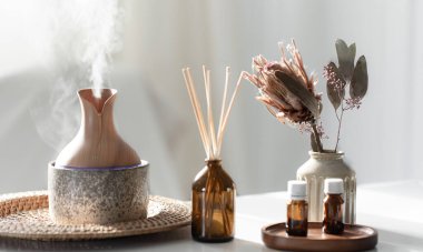 Tütsü çubukları, hava nemlendiricisi ve aroma yağlı spa kompozisyonu. Aroma yağı yayıcı lamba ve parfüm..