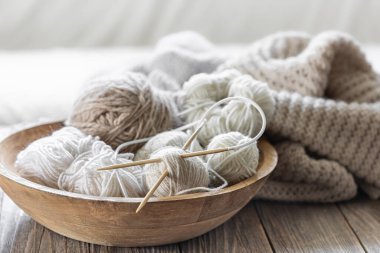 Bir sepetin içinde ince iplikler. Hobi ve ev konforu. Arka planı kapatın. Yüksek kalite fotoğraf