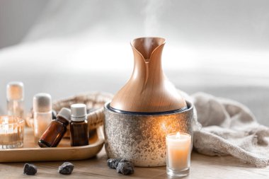Hava nemlendirici ve aroma yağlı spa kompozisyonu. Temel yağ aroması yayıcı nemlendirici havadaki su maddelerini dağıtıyor..