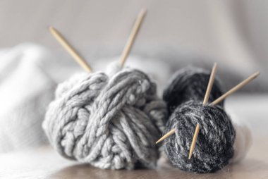 Ev hobisi ve el işi. Örgü iğneli iplik yumakları. Kapatın. - Evet. Yüksek kalite fotoğraf