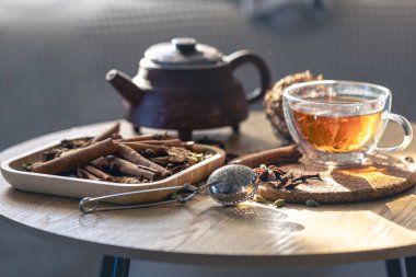 Çay seremonisi, bir bardak taze demlenmiş çay ve çaydanlık, farklı baharatlar..