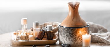 Hava nemlendirici ve aroma yağlı spa kompozisyonu. Temel yağ aroması yayıcı nemlendirici havadaki su maddelerini dağıtıyor..