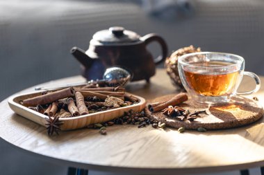 Çay seremonisi, bir bardak taze demlenmiş çay ve çaydanlık, farklı baharatlar..