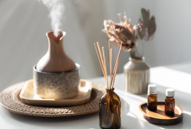 Tütsü çubukları, hava nemlendiricisi ve aroma yağlı spa kompozisyonu. Aroma yağı yayıcı lamba ve parfüm..
