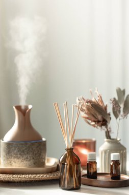 Tütsü çubukları, hava nemlendiricisi ve aroma yağlı spa kompozisyonu. Aroma yağı yayıcı lamba ve parfüm..