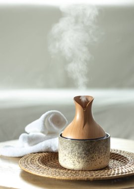 Temel yağ aroması yayıcı nemlendirici havadaki suyu dağıtıyor. Aroma kompozisyonu ve modern aroma yağı yayıcısı..