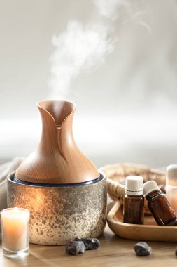 Hava nemlendirici ve aroma yağlı spa kompozisyonu. Temel yağ aroması yayıcı nemlendirici havadaki su maddelerini dağıtıyor..