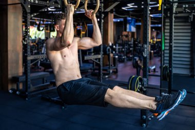 Ahlete spor salonunda çıplak gövdesiyle şınav çekiyor. Spor yaşam tarzı. - Evet. Yüksek kalite fotoğraf