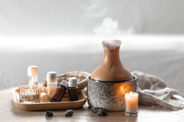 Hava nemlendirici ve aroma yağlı spa kompozisyonu. Temel yağ aroması yayıcı nemlendirici havadaki su maddelerini dağıtıyor..