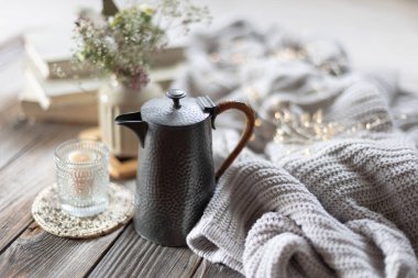 Bir mum ve çaydanlıkla ev gibi rahat bir hayat. Ev konforu ve konfor. Yüksek kalite fotoğraf