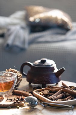 Çay seremonisi, bir bardak taze demlenmiş çay ve çaydanlık, farklı baharatlar..