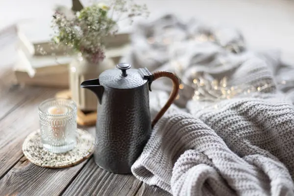 Bir mum ve çaydanlıkla ev gibi rahat bir hayat. Ev konforu ve konfor. Yüksek kalite fotoğraf