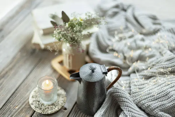 Bir mum ve çaydanlıkla ev gibi rahat bir hayat. Ev konforu ve konfor. Yüksek kalite fotoğraf