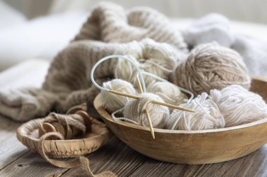 Bir sepetin içinde ince iplikler. Hobi ve ev konforu. Arka planı kapatın. Yüksek kalite fotoğraf