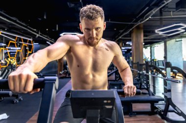 Spor yapan bir sporcu yakın plan bisiklet egzersizi yapıyor. Spor yaşam tarzı. Yüksek kalite fotoğraf