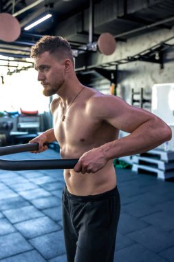 Ahlete spor salonunda çıplak gövdesiyle şınav çekiyor. Spor yaşam tarzı. - Evet. Yüksek kalite fotoğraf