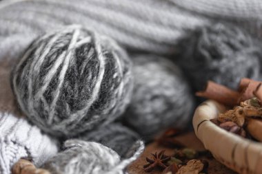 İpliklerle konforlu kompozisyon. Baharatlı ahşap kase. Kapatın. Hobi ve eğlence konsepti. Yüksek kalite fotoğraf