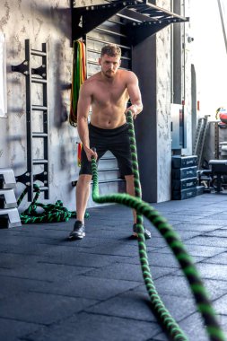 Ahlete çapraz halatla triseps egzersizleri yapıyor. Hobiler ve spor yaşam tarzı. - Evet. Yüksek kalite fotoğraf