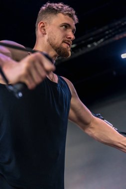 Ahlete spor salonunda çıplak gövdesiyle şınav çekiyor. Spor yaşam tarzı. - Evet. Yüksek kalite fotoğraf