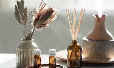 Tütsü çubukları, hava nemlendiricisi ve aroma yağlı spa kompozisyonu. Aroma yağı yayıcı lamba ve parfüm..