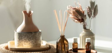 Tütsü çubukları, hava nemlendiricisi ve aroma yağlı spa kompozisyonu. Aroma yağı yayıcı lamba ve parfüm..