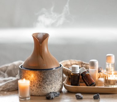 Hava nemlendirici ve aroma yağlı spa kompozisyonu. Temel yağ aroması yayıcı nemlendirici havadaki su maddelerini dağıtıyor..