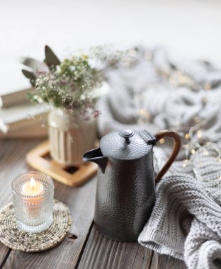 Bir mum ve çaydanlıkla ev gibi rahat bir hayat. Ev konforu ve konfor. Yüksek kalite fotoğraf