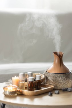 Hava nemlendirici ve aroma yağlı spa kompozisyonu. Temel yağ aroması yayıcı nemlendirici havadaki su maddelerini dağıtıyor..