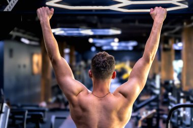 Çıplak sırtlı, şınav çeken genç bir adam. Spor yaşam tarzı. Yüksek kalite fotoğraf