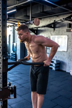 Ahlete spor salonunda çıplak gövdesiyle şınav çekiyor. Spor yaşam tarzı. - Evet. Yüksek kalite fotoğraf