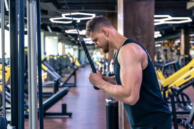 Ahlete spor salonunda çıplak gövdesiyle şınav çekiyor. Spor yaşam tarzı. - Evet. Yüksek kalite fotoğraf