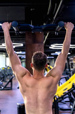 Çıplak sırtlı, şınav çeken genç bir adam. Spor yaşam tarzı. Yüksek kalite fotoğraf