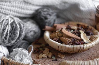 İpliklerle konforlu kompozisyon. Baharatlı ahşap kase. Kapatın. Hobi ve eğlence konsepti. Yüksek kalite fotoğraf