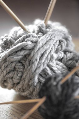 Ev hobisi ve el işi. Örgü iğneli iplik yumakları. Kapatın. - Evet. Yüksek kalite fotoğraf
