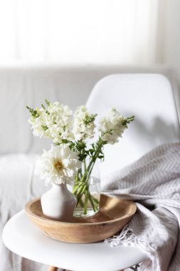 Beyaz çiçeklerle dolu rahat bir hayat. Ev tarzı ve konforlu. Yüksek kalite fotoğraf