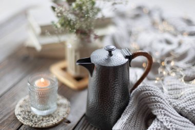 Bir mum ve çaydanlıkla ev gibi rahat bir hayat. Ev konforu ve konfor. Yüksek kalite fotoğraf