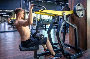 Spor salonundaki bir sporcu halterle trisepsi sallıyor. Spor yaşam tarzı. Spor hobileri ve sağlık. - Evet. Yüksek kalite fotoğraf