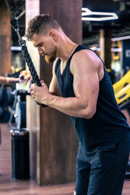 Ahlete spor salonunda çıplak gövdesiyle şınav çekiyor. Spor yaşam tarzı. - Evet. Yüksek kalite fotoğraf