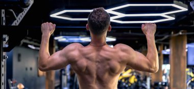 Çıplak sırtlı, şınav çeken genç bir adam. Spor yaşam tarzı. Yüksek kalite fotoğraf