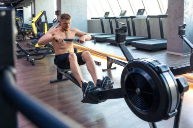 Sporcu spor salonundaki mantar simülatörü üzerinde egzersiz yapar. Yüksek kalite fotoğraf