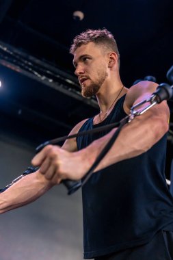 Ahlete spor salonunda çıplak gövdesiyle şınav çekiyor. Spor yaşam tarzı. - Evet. Yüksek kalite fotoğraf