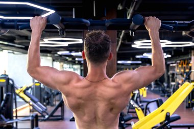 Çıplak sırtlı, şınav çeken genç bir adam. Spor yaşam tarzı. Yüksek kalite fotoğraf