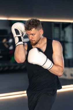 Boks eldivenleriyle çalışan bir boksör. Eğitimdeki bir boksör. - Evet. Yüksek kalite fotoğraf