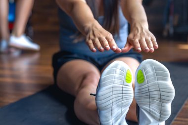 Beden dersinde hamile bir kadın minderinde oturup esneme hareketleri yapıyor. Spor sağlıklı yaşam tarzı konsepti. Yüksek kalite fotoğraf