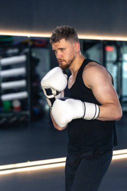 Boks eldivenleriyle çalışan bir boksör. Eğitimdeki bir boksör. - Evet. Yüksek kalite fotoğraf