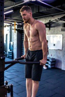 Ahlete spor salonunda çıplak gövdesiyle şınav çekiyor. Spor yaşam tarzı. - Evet. Yüksek kalite fotoğraf