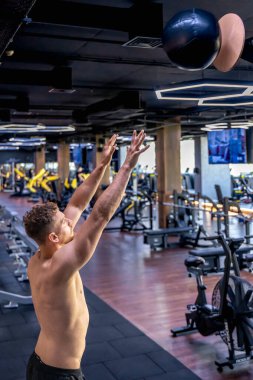 Sporcu spor salonunda bir topla egzersiz yapıyor. Evet. Spor yaşam tarzı. - Evet. Yüksek kalite fotoğraf