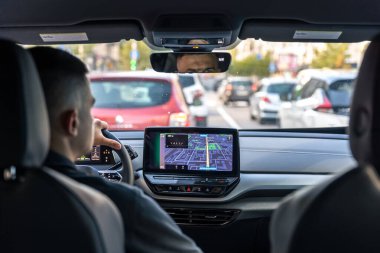 Adamın biri arabasındaki GPS navigasyon sistemine dokunuyor. Arabanın içinden bir görüntü. Ulaşım, sürüş ve insan kavramı.