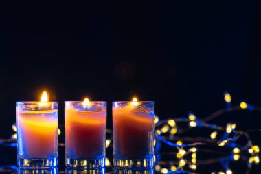 Siyah arka planda Bokeh 'le yanan mum. Anma Günü. Yüksek kalite fotoğraf