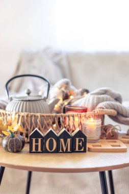 Yazılı evde sonbahar kompozisyonu. Ev içinde sakin bir hayat. Yüksek kalite fotoğraf